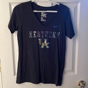 The Nike Tee UK Kentucky Camo Print short sleeve v-neck t-shirt. Size S